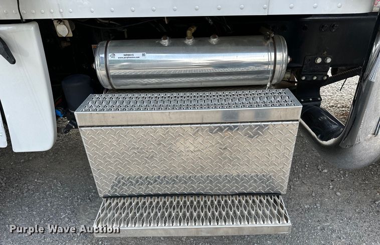 image for item NR9915 2013 Peterbilt  389 semi truck