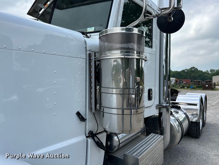image for item NR9915 2013 Peterbilt  389 semi truck
