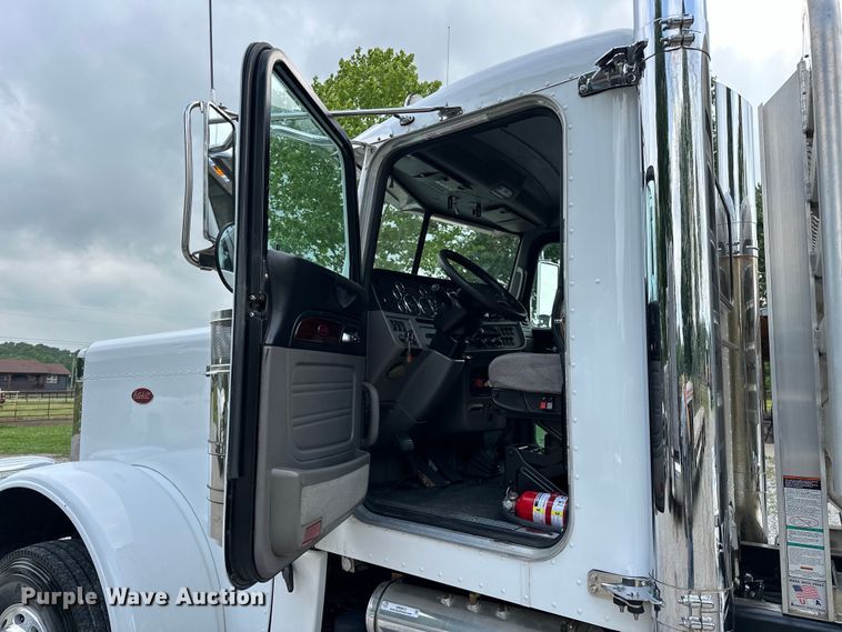 image for item NR9915 2013 Peterbilt  389 semi truck