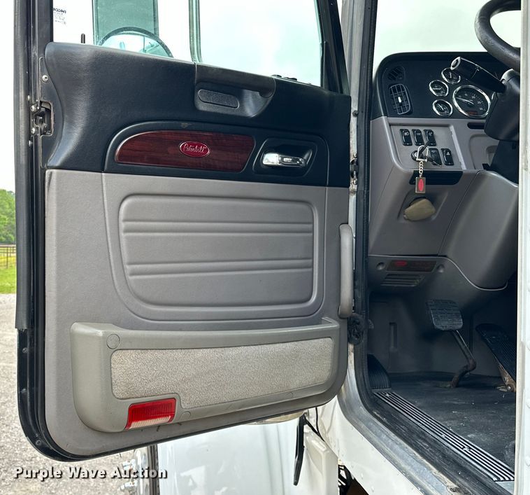 image for item NR9915 2013 Peterbilt  389 semi truck