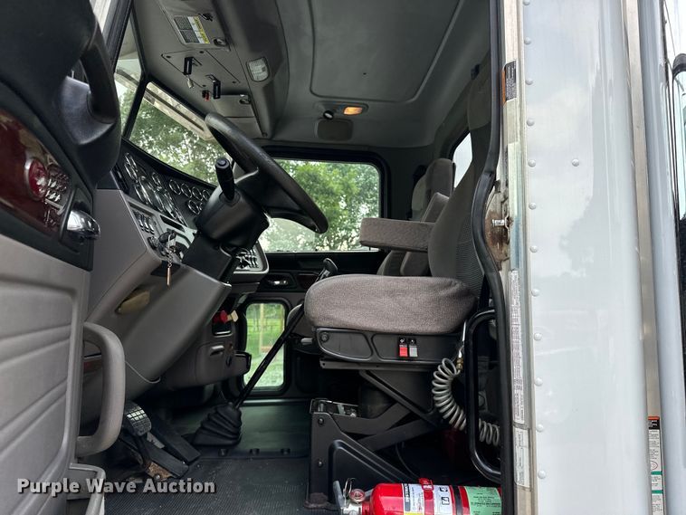 image for item NR9915 2013 Peterbilt  389 semi truck