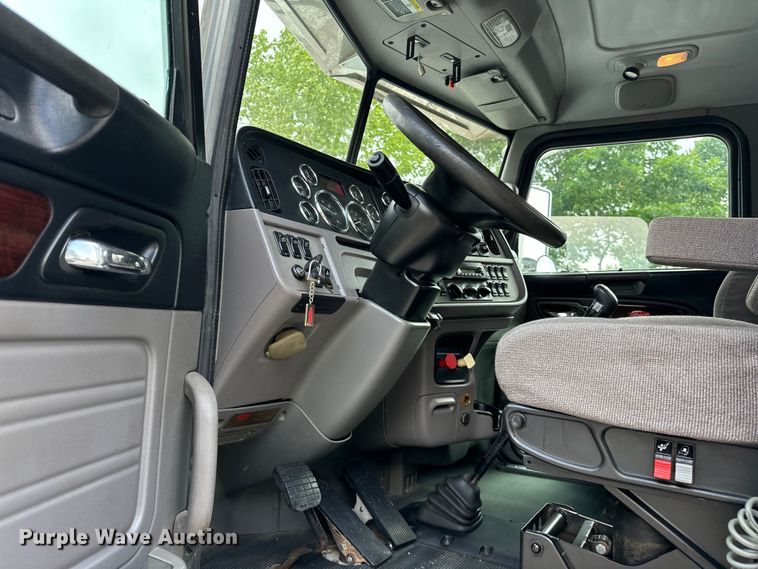 image for item NR9915 2013 Peterbilt  389 semi truck