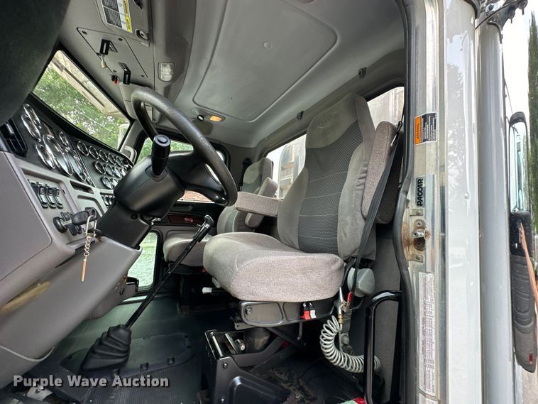 image for item NR9915 2013 Peterbilt  389 semi truck