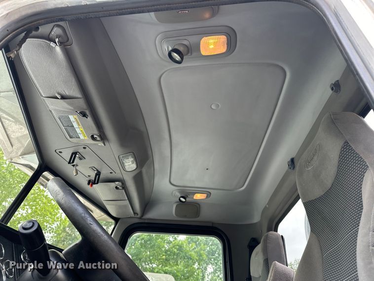 image for item NR9915 2013 Peterbilt  389 semi truck