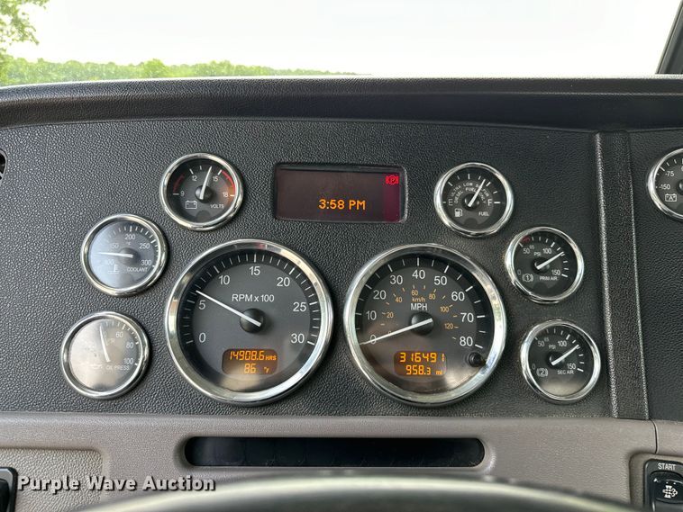 image for item NR9915 2013 Peterbilt  389 semi truck