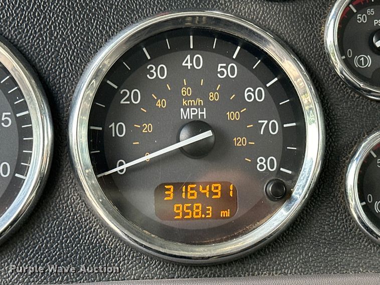 image for item NR9915 2013 Peterbilt  389 semi truck