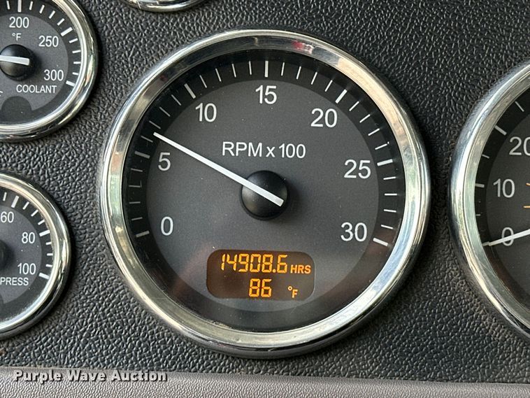 image for item NR9915 2013 Peterbilt  389 semi truck