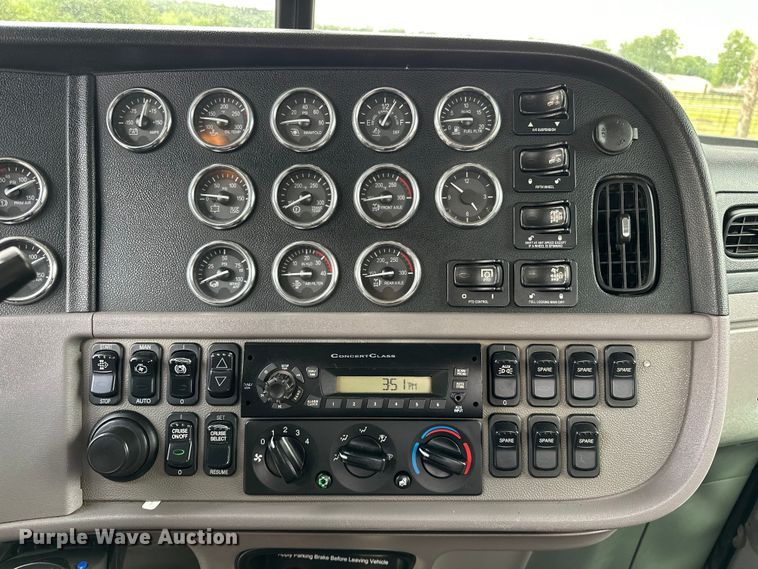 image for item NR9915 2013 Peterbilt  389 semi truck