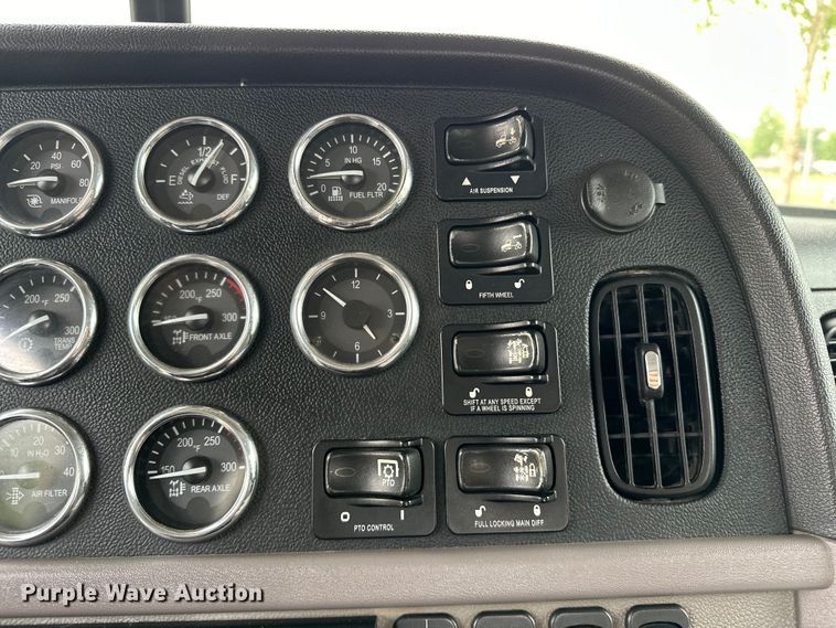 image for item NR9915 2013 Peterbilt  389 semi truck