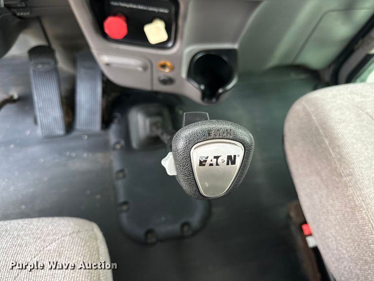 image for item NR9915 2013 Peterbilt  389 semi truck