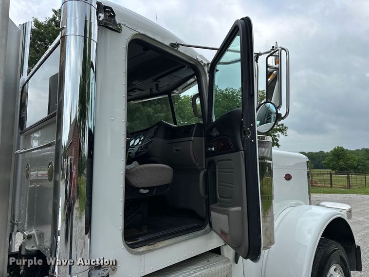 image for item NR9915 2013 Peterbilt  389 semi truck