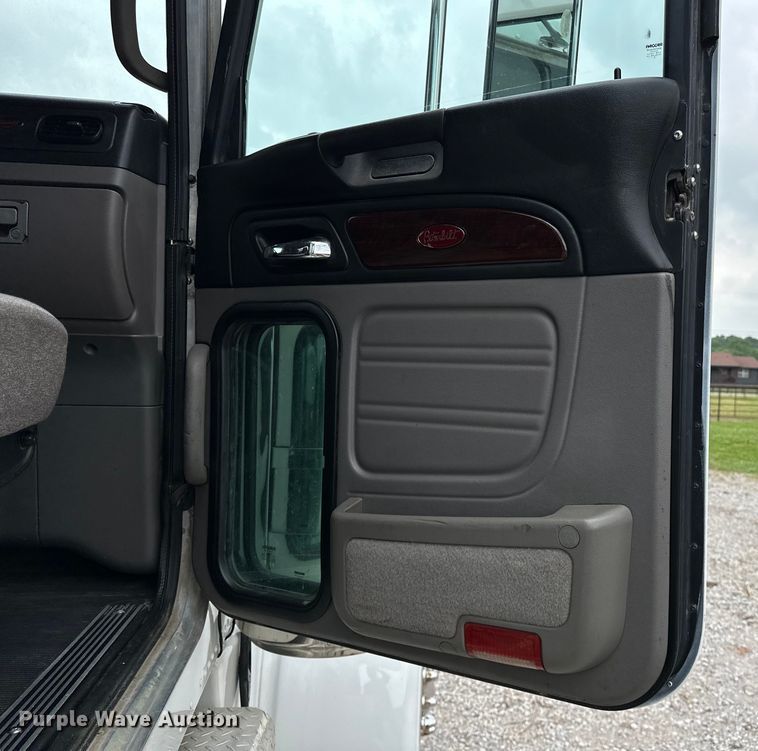 image for item NR9915 2013 Peterbilt  389 semi truck