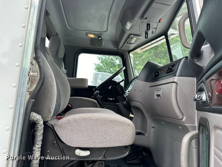image for item NR9915 2013 Peterbilt  389 semi truck