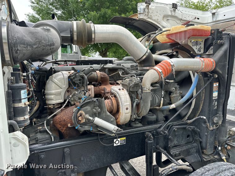 image for item NR9915 2013 Peterbilt  389 semi truck