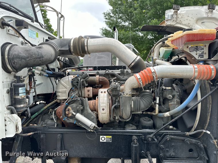 image for item NR9915 2013 Peterbilt  389 semi truck