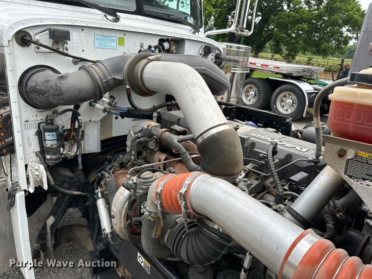 image for item NR9915 2013 Peterbilt  389 semi truck