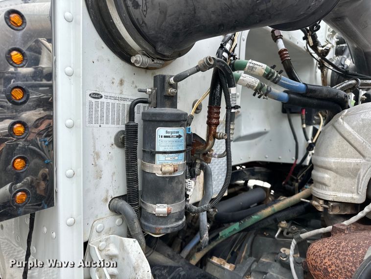 image for item NR9915 2013 Peterbilt  389 semi truck
