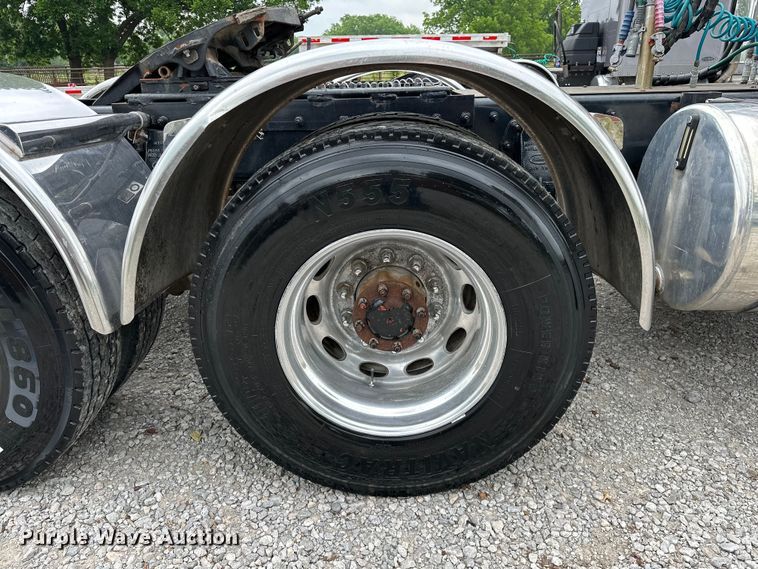 image for item NR9915 2013 Peterbilt  389 semi truck