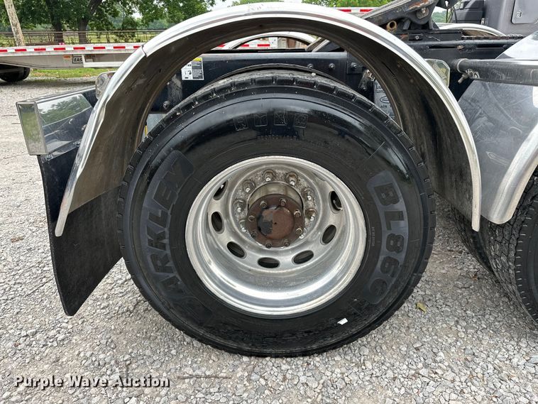 image for item NR9915 2013 Peterbilt  389 semi truck