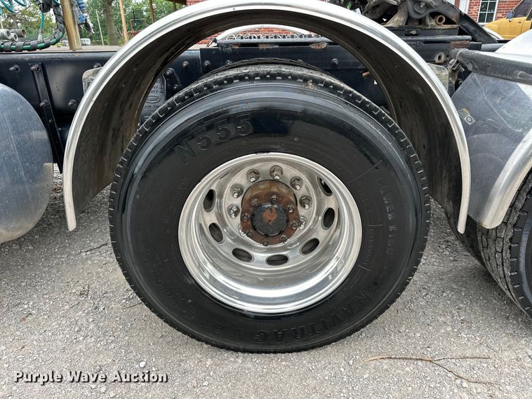 image for item NR9915 2013 Peterbilt  389 semi truck