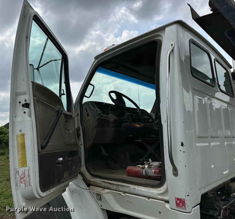 image for item NT9332 2005 Sterling  LT9500 roll-off container truck