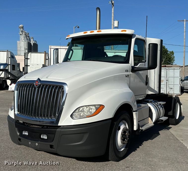 image for item NT9340 2018 International  LT semi truck