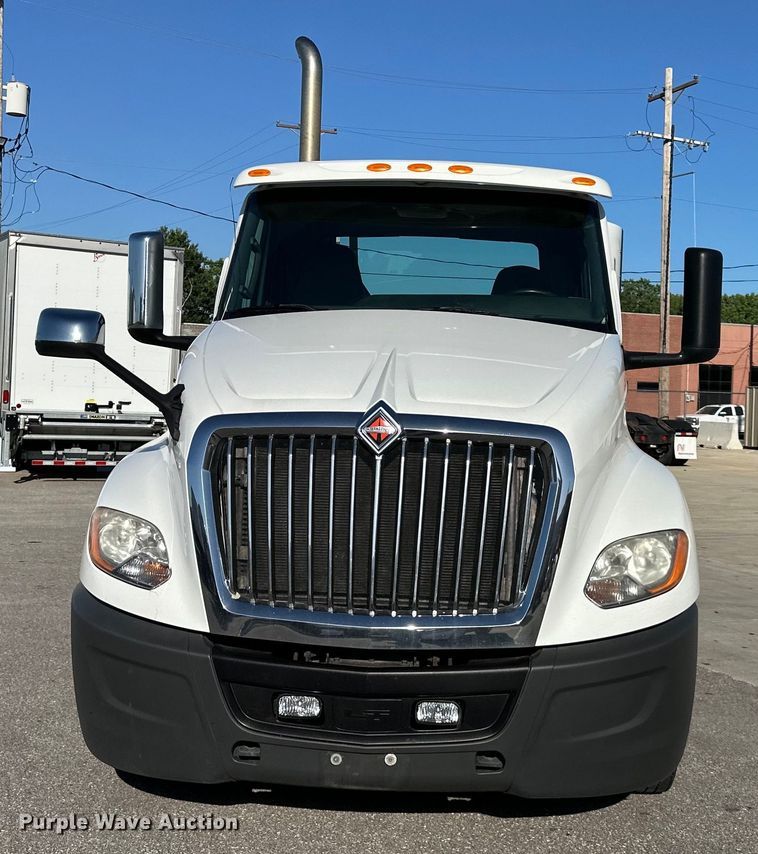 image for item NT9340 2018 International  LT semi truck