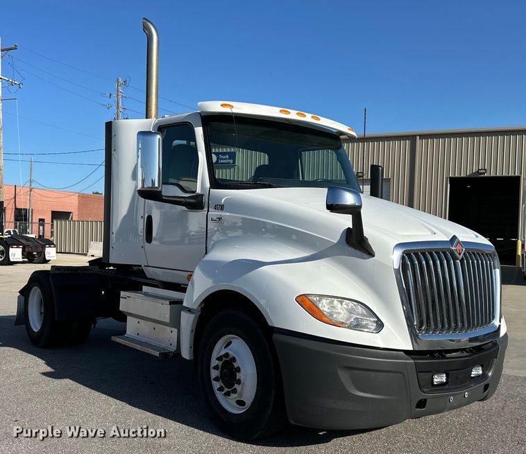 image for item NT9340 2018 International  LT semi truck