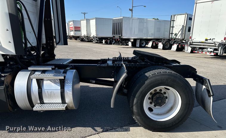 image for item NT9340 2018 International  LT semi truck