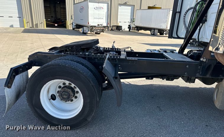 image for item NT9340 2018 International  LT semi truck