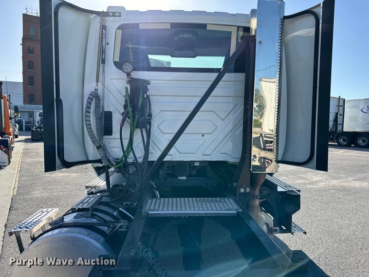 image for item NT9340 2018 International  LT semi truck