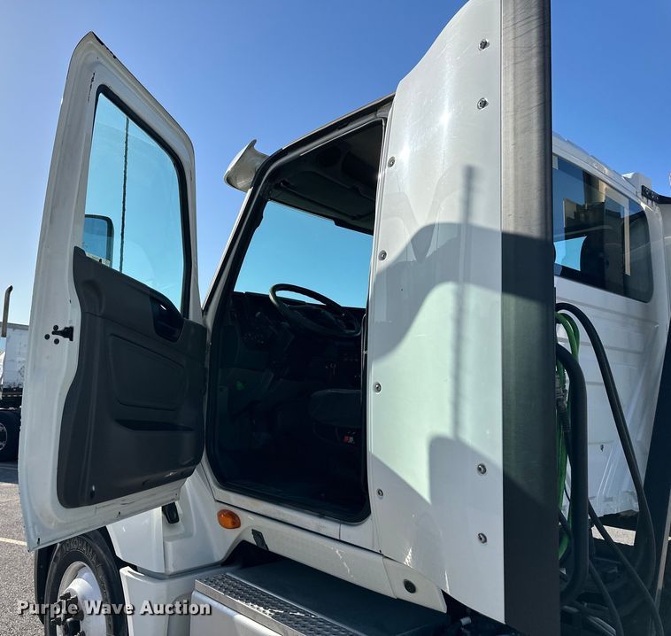 image for item NT9340 2018 International  LT semi truck