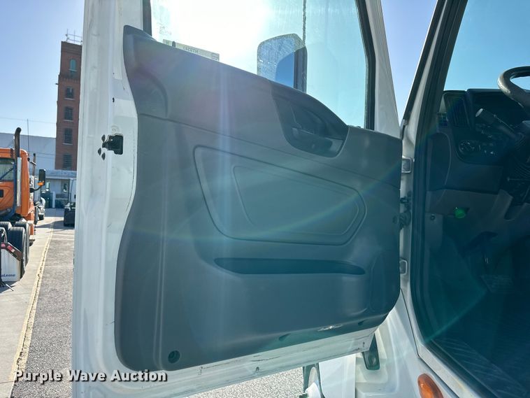 image for item NT9340 2018 International  LT semi truck