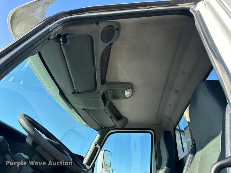 image for item NT9340 2018 International  LT semi truck