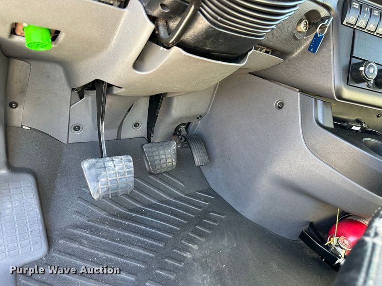 image for item NT9340 2018 International  LT semi truck