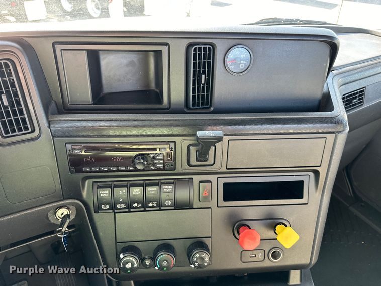 image for item NT9340 2018 International  LT semi truck