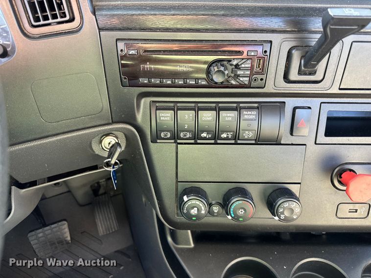 image for item NT9340 2018 International  LT semi truck