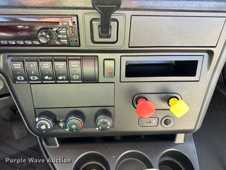 image for item NT9340 2018 International  LT semi truck