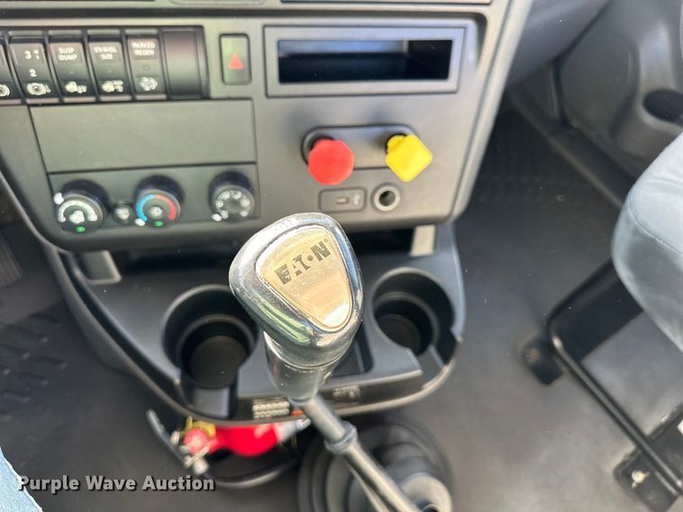 image for item NT9340 2018 International  LT semi truck