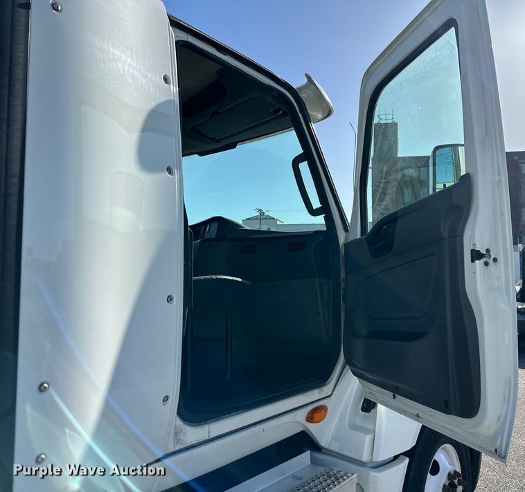 image for item NT9340 2018 International  LT semi truck