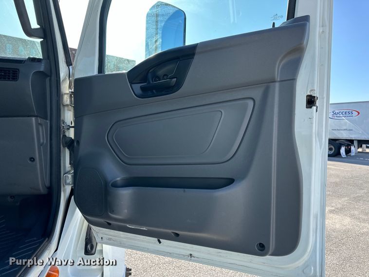 image for item NT9340 2018 International  LT semi truck