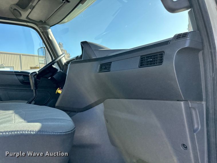 image for item NT9340 2018 International  LT semi truck