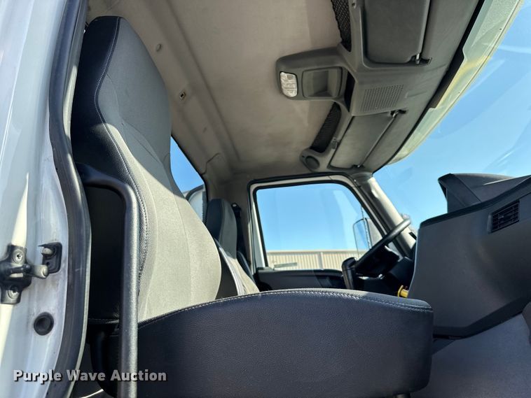 image for item NT9340 2018 International  LT semi truck