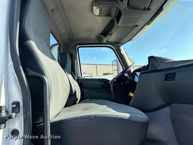 image for item NT9340 2018 International  LT semi truck