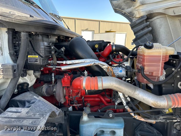 image for item NT9340 2018 International  LT semi truck