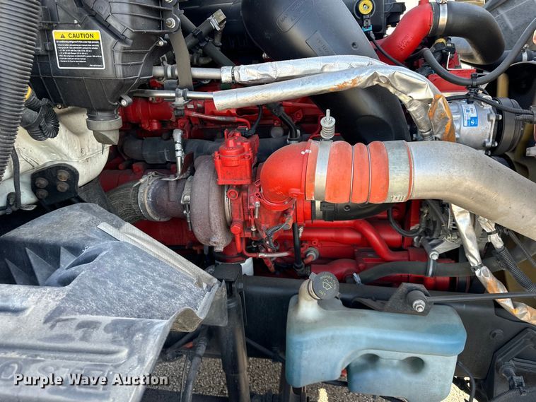 image for item NT9340 2018 International  LT semi truck