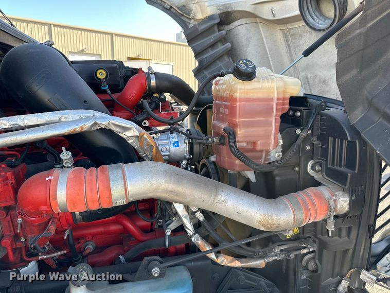 image for item NT9340 2018 International  LT semi truck