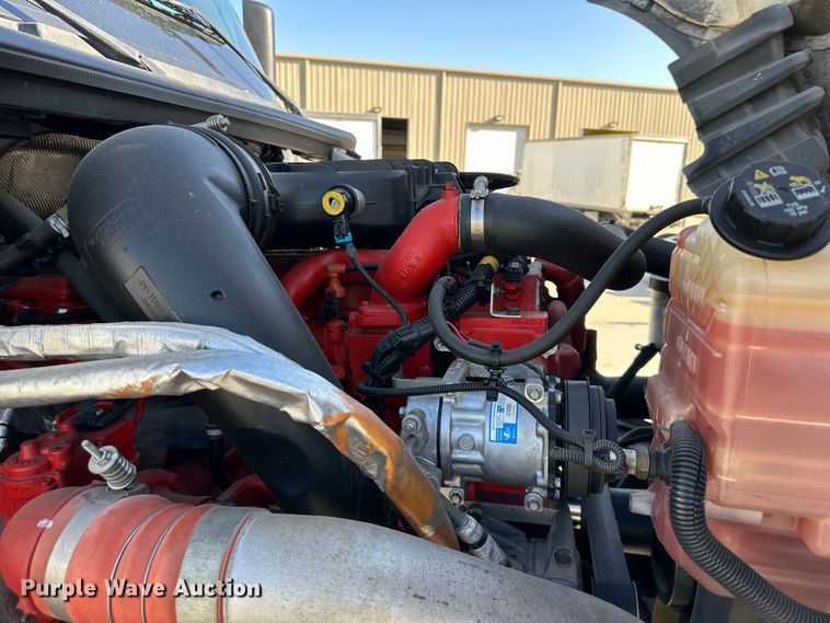 image for item NT9340 2018 International  LT semi truck