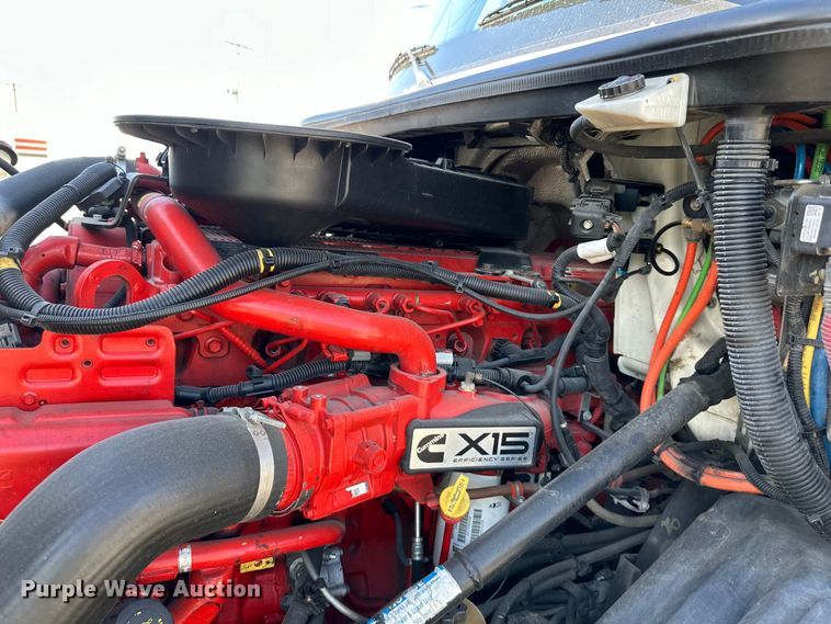 image for item NT9340 2018 International  LT semi truck