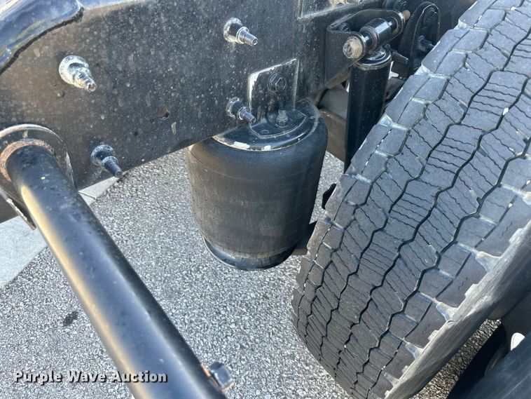 image for item NT9340 2018 International  LT semi truck